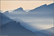 Verwerfungen... Alpenpanorama *Allgäu*, hintereinandergestaffelte Höhenzüge in kühler Lichtstimmung