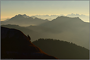 Sonnenaufgang in den Bergen... Alpen *Berner Oberland*, Blick über Bergketten, Berggipfel im frühen Licht