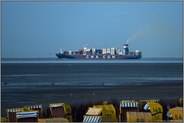 Strandleben... Cuxhaven *Nordsee*, Ozeanriese im Wattenmeer vor Duhnen, Containerschiff vor Strandkörben