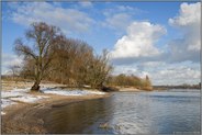 am Rhein... Meerbusch *Rhein-Kreis Neuss*, Blick über den Rhein nach Düsseldorf Kaiserswerth